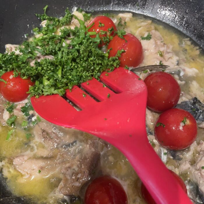 パセリのみじん切りを入れます