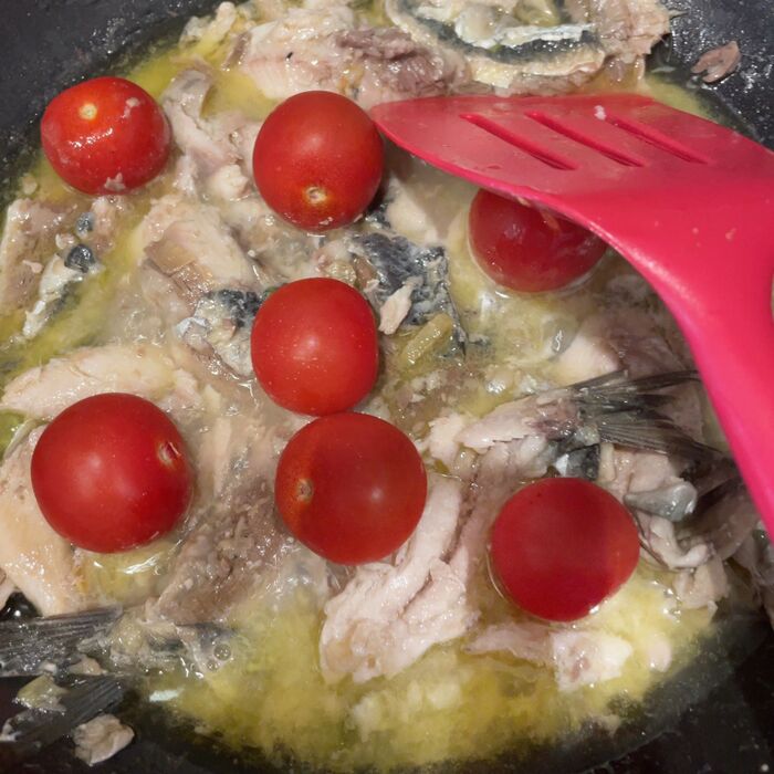 パスタソースにミニトマトを入れます