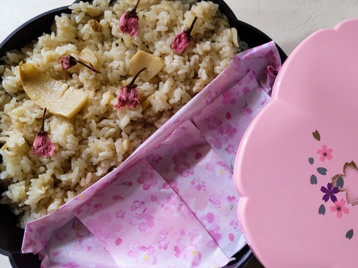 桜の花のお重に詰めます