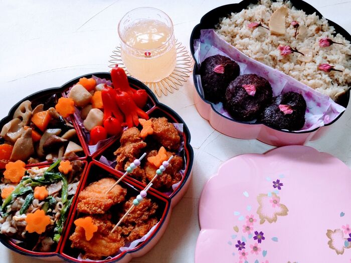 桜咲く!桜と蝶が舞う♡たけのこご飯とぼた餅入りのお花見弁当
