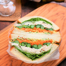 食べ応え満点&春の味♡菜の花とささみのボリュームサンドイッチ