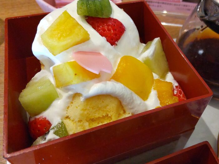 スイーツにはカラフルな果物たっぷり!