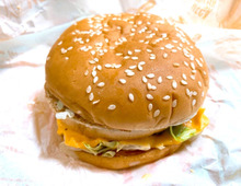 【マクドナルド】ビッグマックの難点「食べづらさ」を解消！こぼさずに最後まで食べきるには？