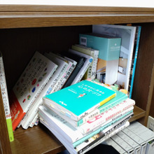 本棚の散らかり防止!突っ張り棒は見えない場所でも頼れる相棒♪