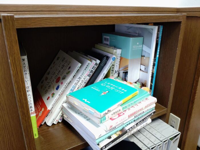 本棚の散らかり防止!突っ張り棒は見えない場所でも頼れる相棒♪