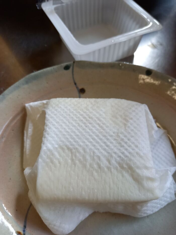 豆腐の水を切る