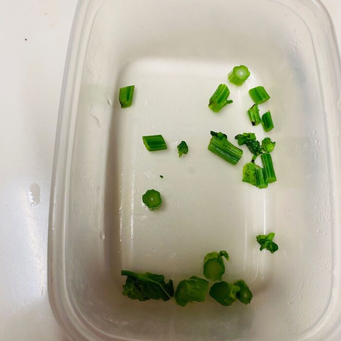 釜揚げしらすと菜花の桜おむすび、きゅうりの塩揉み