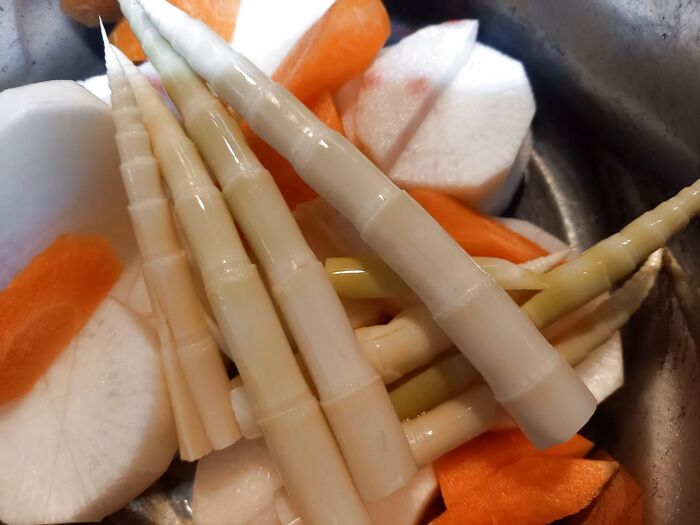 食材を切って鍋に入れます♪