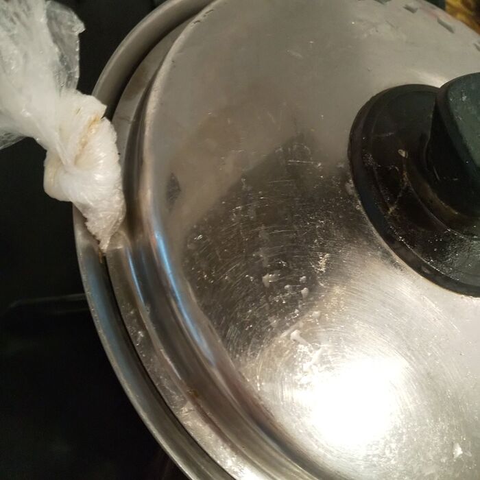(火を止めてから肉入りのアイラップを入れてくださいね。)結び口を鍋の外に出して蓋をする。