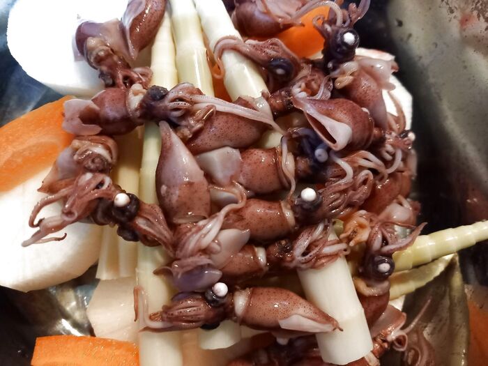 ぷりぷりのほたるいかを入れます♪