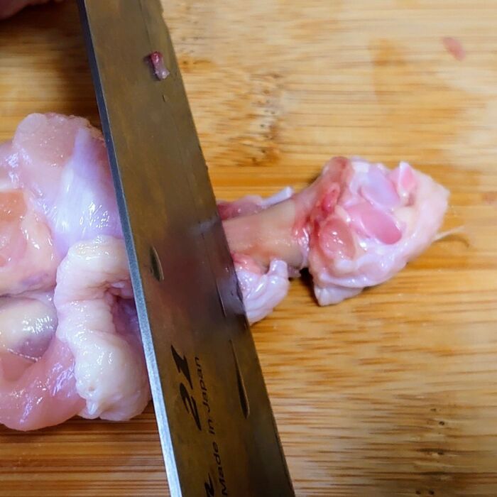 切り込みを入れたら、お肉が多い方に向かって、骨に付いてるお肉を削ぎ切りしながら