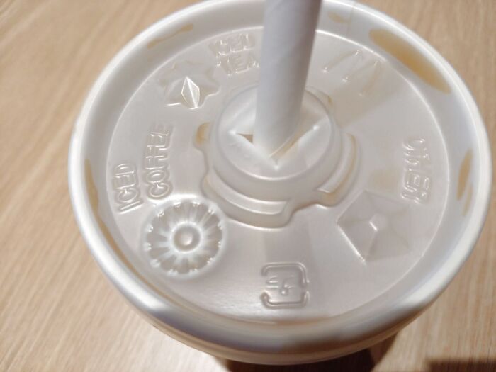 【マクドナルド】マクドのコーラとアイスコーヒーを見分ける方法!