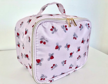 付録買いして大成功!!大人可愛いストロベリー柄♡LOVEな季節に大活躍なBIGポーチ!!