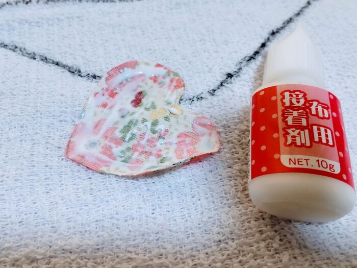 ハートを雑巾に貼り、バレンタイン雑巾を完成させます!