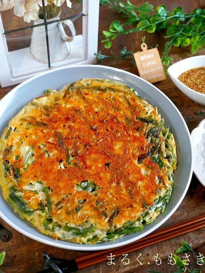 まるで餃子を食べている気分♪たっぷりもやしとニラのパリッパリッ『チーズチヂミ』
