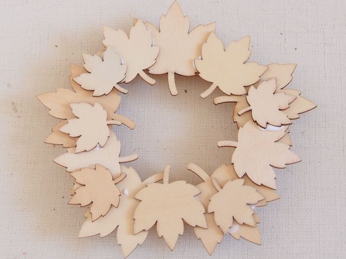 ヒノキの上に葉っぱチップを重ねます