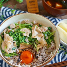 簡単!豆苗と豚肉のささっと炒めと卵黄のにんにく醤油漬け丼