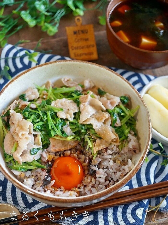 簡単!豆苗と豚肉のささっと炒めと卵黄のにんにく醤油漬け丼