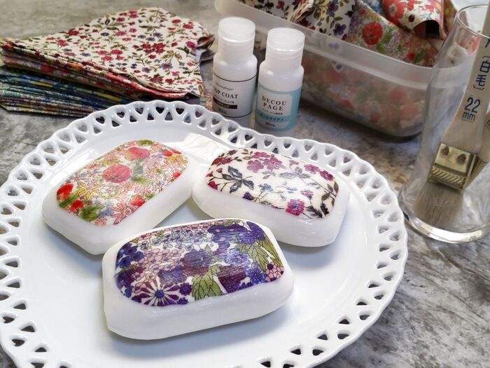 可愛い花柄のはぎれが、デコパージュ石鹸にピッタリ!