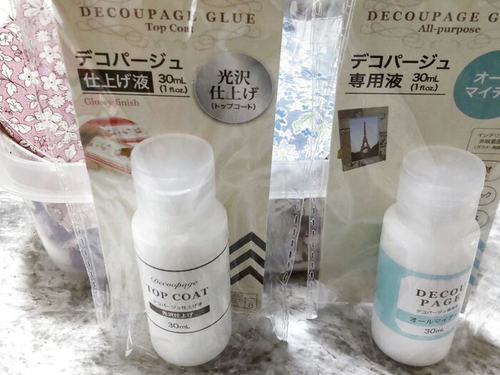 ダイソーの「デコパージュ専用液」を使います