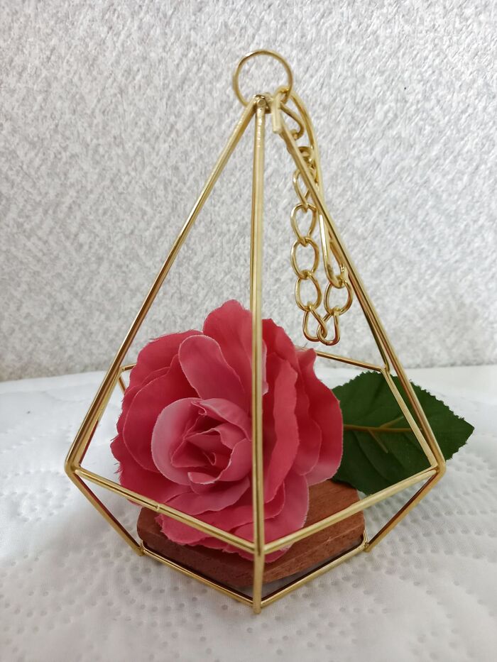 【ダイソー】ダイヤモンドの形☆キラキラゴールドの飾りでお部屋も気分も華やかに♡