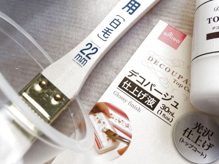 乾いたら、今度は、デコパージュの仕上げ用を同じ場所に塗り広げます。