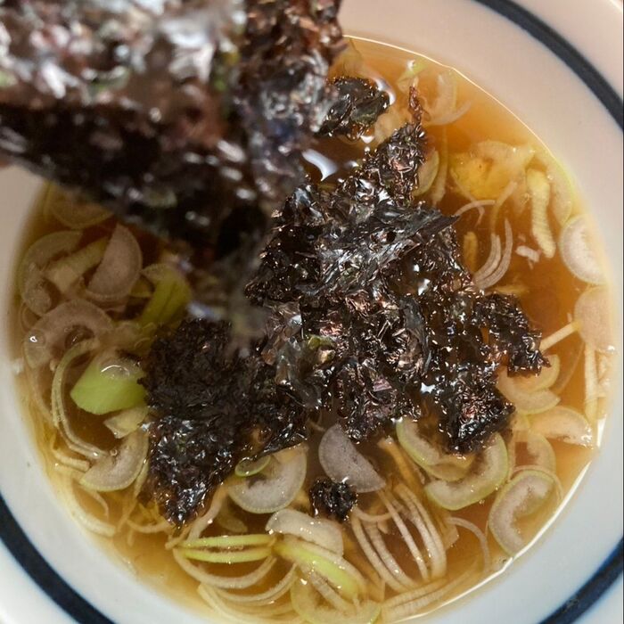 韓国海苔をちぎって入れます♪