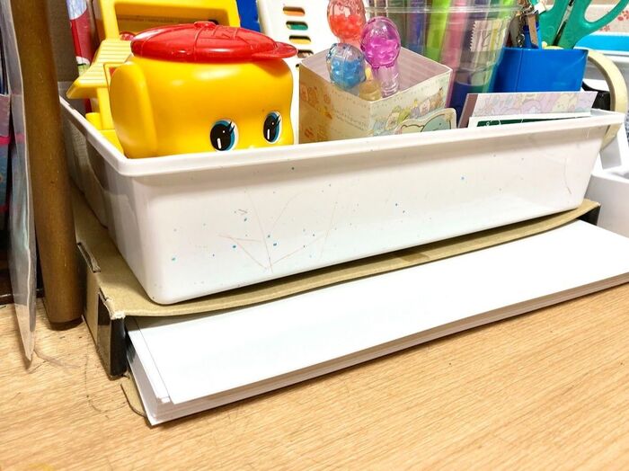 文房具収納の下にある紙入れ、ひよってきた段ボールを救ったピンチヒッターは・・・!?