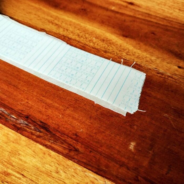 はぎれに両面テープを貼り付ける