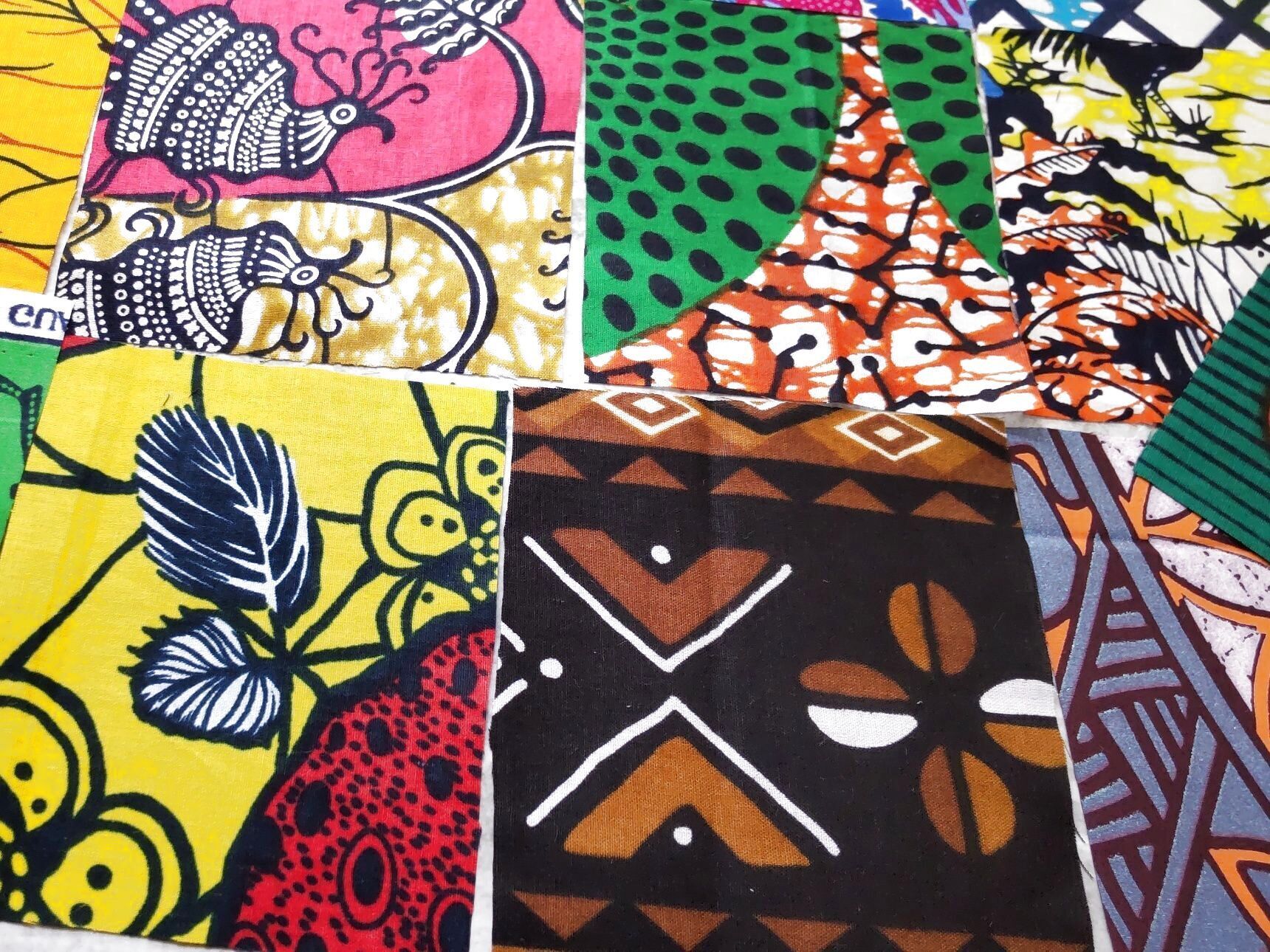 夏の暑い時期に映える、アフリカの布のはぎれをが40枚ほど注文しました！
