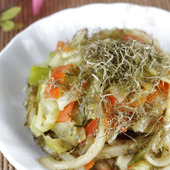 おだし風味の焼きうどん♪昆布をのせて旨味ましまし♪