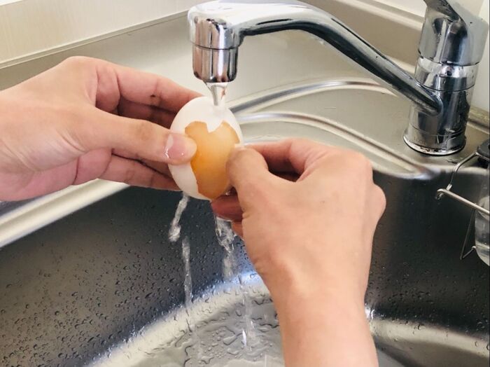 流水を当て、殻をむく