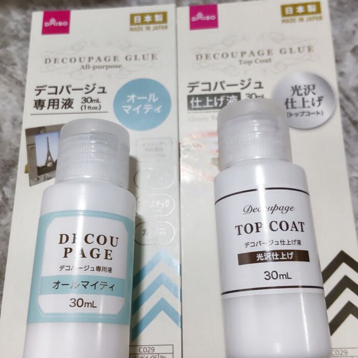 こちらは、ダイソーのデコパージュ専用液です。この2本を使用して作っていきますよ!