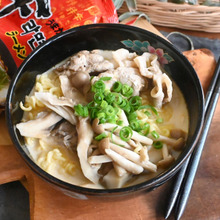 【辛ラーメン牛乳アレンジ】鰹昆布だしの豚ときのこの辛麺