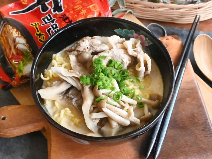 【辛ラーメン牛乳アレンジ】鰹昆布だしの豚ときのこの辛麺