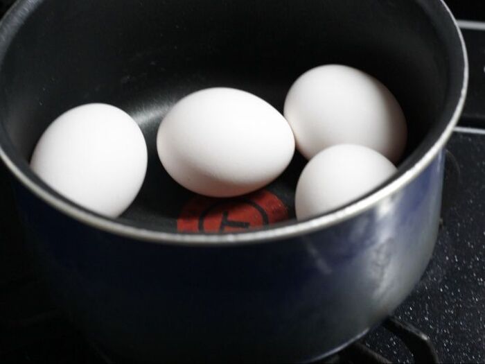 鍋に卵を入れる。