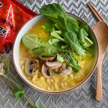 【辛ラーメン牛乳アレンジ】かぼちゃとマッシュルームの辛ポタージュラーメン
