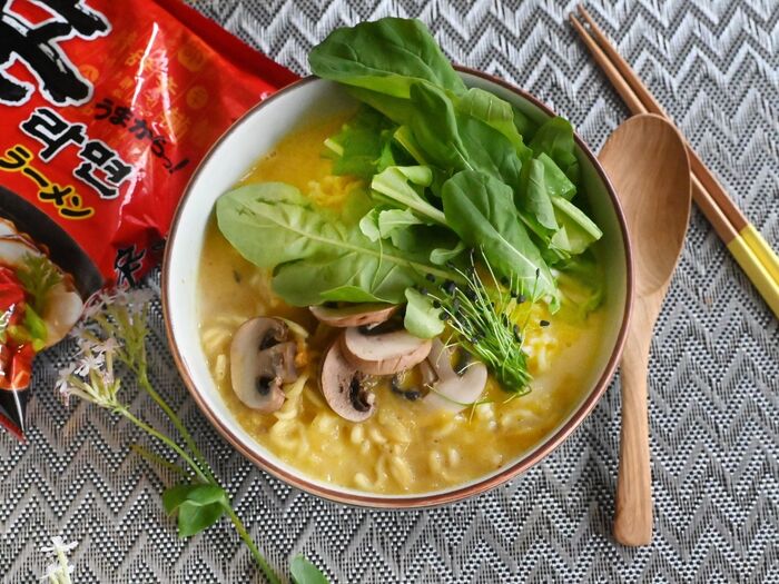 【辛ラーメン牛乳アレンジ】かぼちゃとマッシュルームの辛ポタージュラーメン