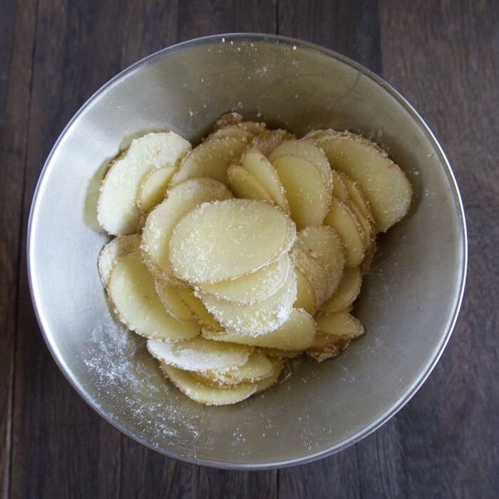 1 新じゃがいもを薄く切ります