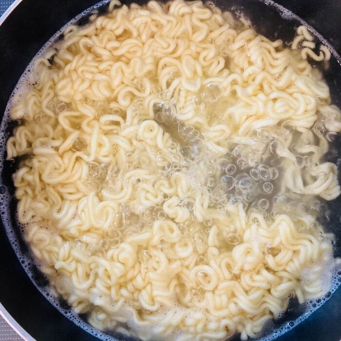④麺を5分30秒茹でます。