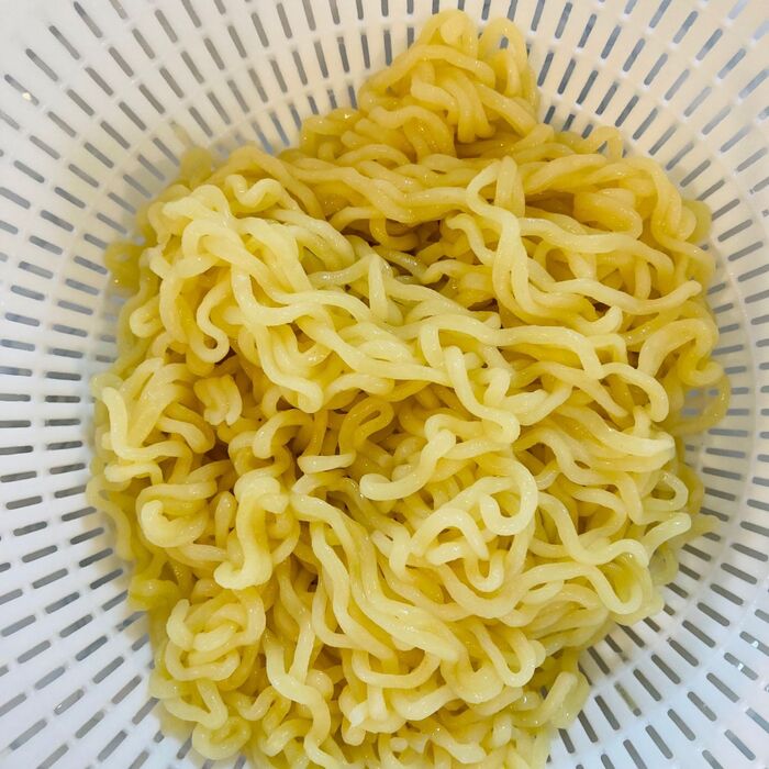 ⑥麺が茹で上がったら流水で冷やします。