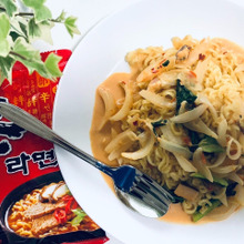 「ホット・クリーミーパスタ」【辛ラーメン】で刺激を足して後を引く旨さ♪