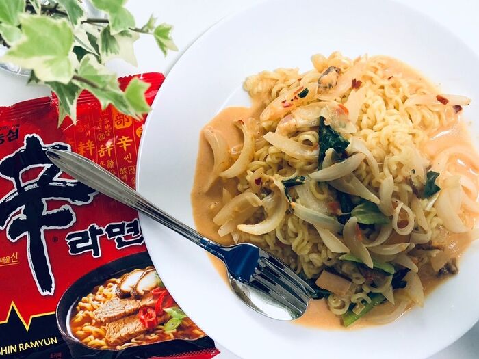「ホット・クリーミーパスタ」【辛ラーメン】で刺激を足して後を引く旨さ♪