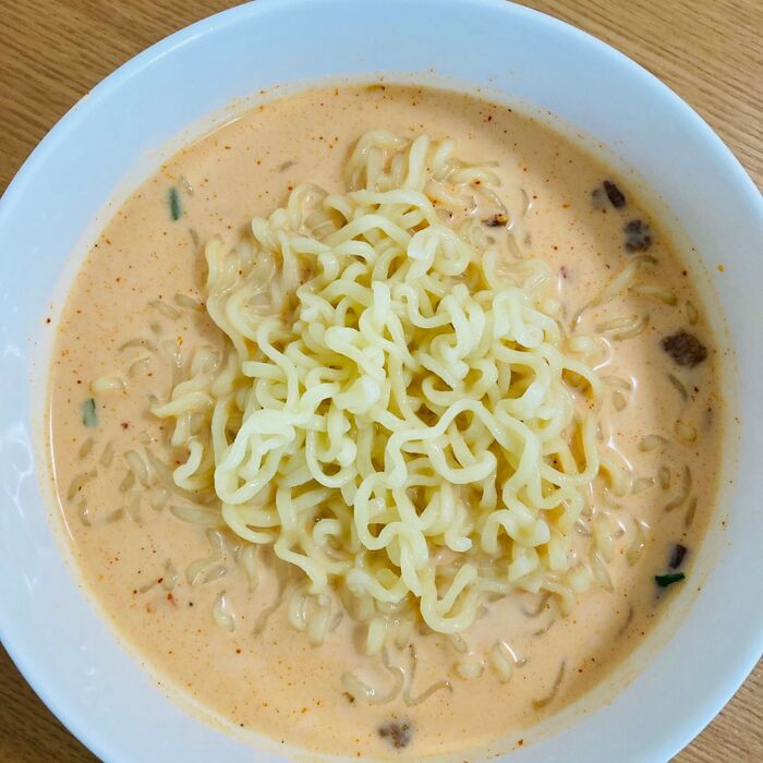 ⑦⑤に牛乳を注いで麺を入れます。