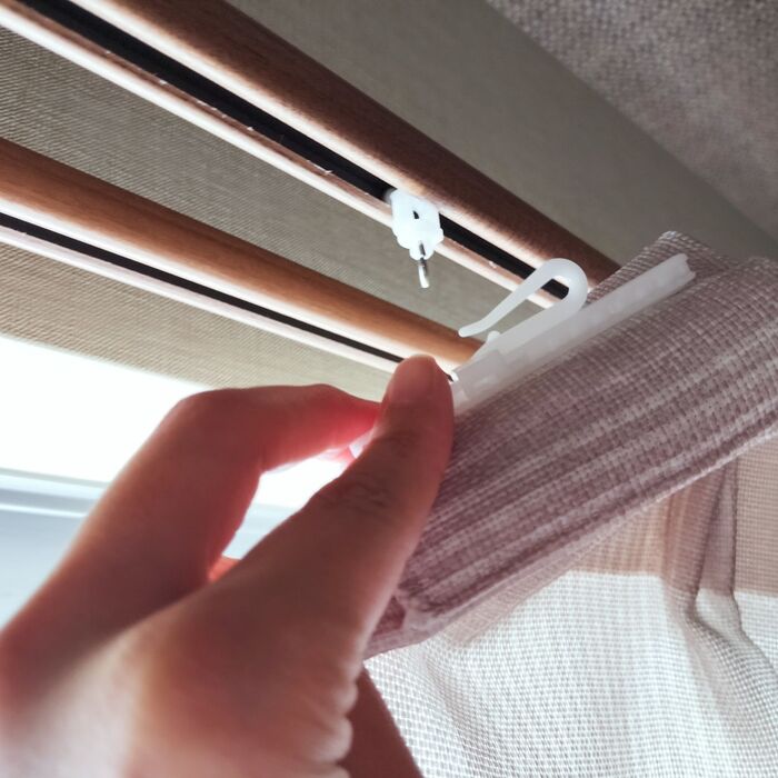 カーテンをレールからはずす