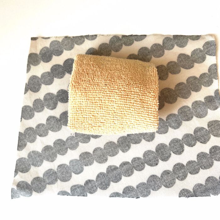 布をカットします