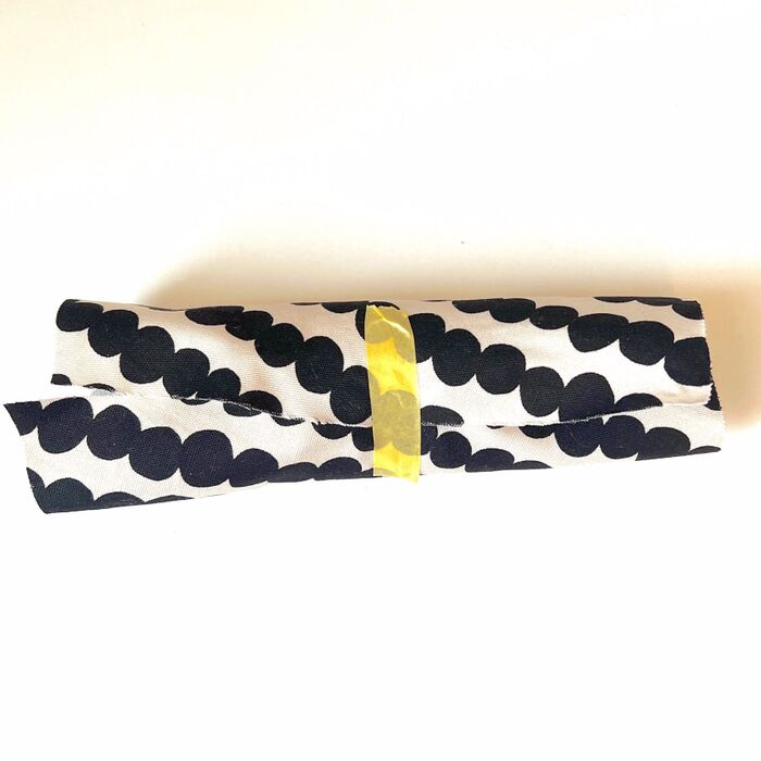 布でおしぼりを包みます。