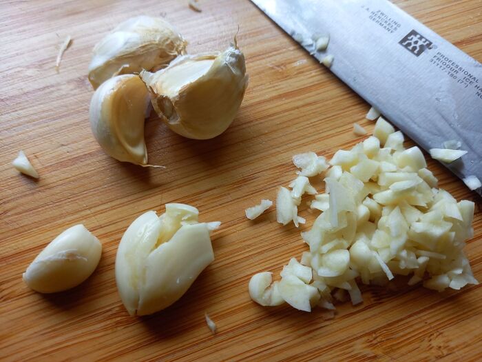 ニンニクをみじん切り