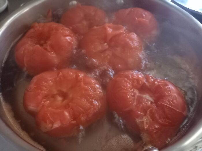 トマトのへたを取ってお湯に