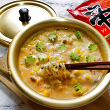 【辛ラーメン×牛乳アレンジレシピ】クリームシチューのルゥが隠し味!アボカドたっぷり辛ラーメン♪